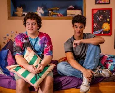 مشهد من فيلم Here the Whole Time البرازيلي عن حب المراهقين المثليين وصورة الجسد على نتفليكس
