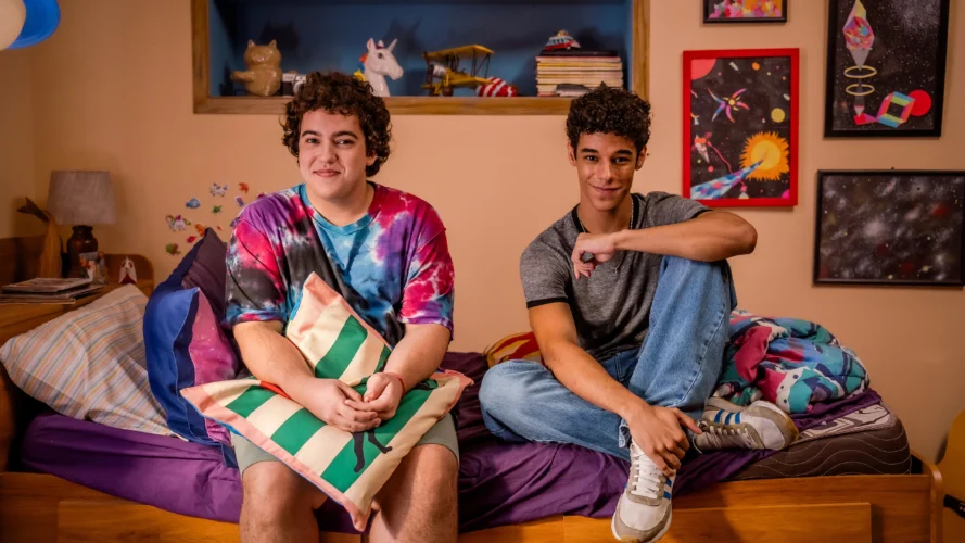مشهد من فيلم Here the Whole Time البرازيلي عن حب المراهقين المثليين وصورة الجسد على نتفليكس