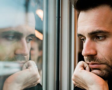 الوحدة عند المثليين وطرق التعامل مع العزلة وبناء علاقات آمنة